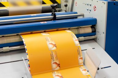 Gelbes Papier in einer Maschine