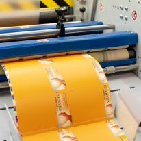 Gelbes Papier in einer Maschine