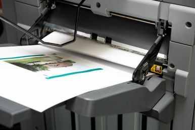 Papierausgabe am Drucker