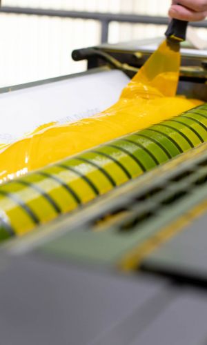 Gelbe Druckfarbe am Offsetdrucker